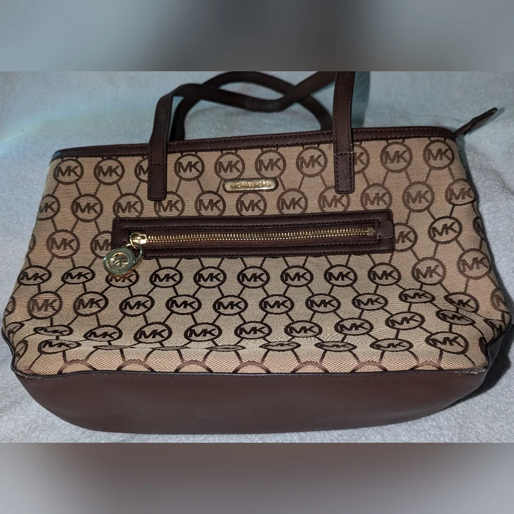 Michael Kors signature Kempton tote bag.